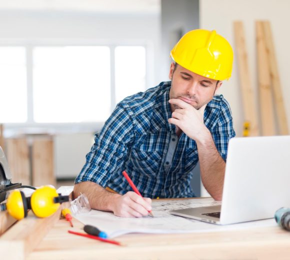 focus-construction-worker-on-construction-site-9JYZ8NP